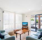 1 / 54 Parkes Airconditioned - Hervey Bay Accommodation