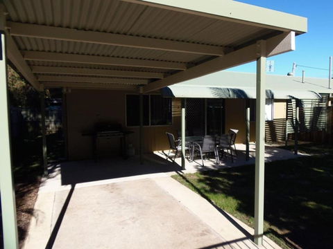 Palmgrove 2 Rainbow Beach Pet Friendly Fully Fenced Air Conditioned Five Minutes To Beach - Hervey Bay Accommodation 6