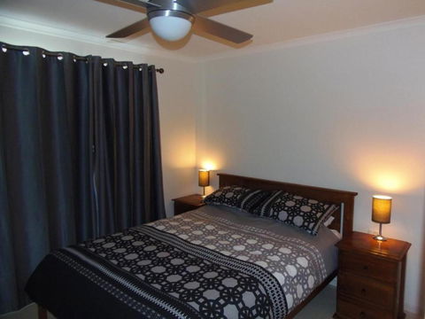 Palmgrove 2 Rainbow Beach Pet Friendly Fully Fenced Air Conditioned Five Minutes To Beach - Hervey Bay Accommodation 3