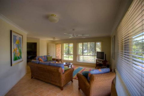 4 Boronia Place Rainbow Beach Perfect Convenient Location Fenced Yard - Hervey Bay Accommodation 6