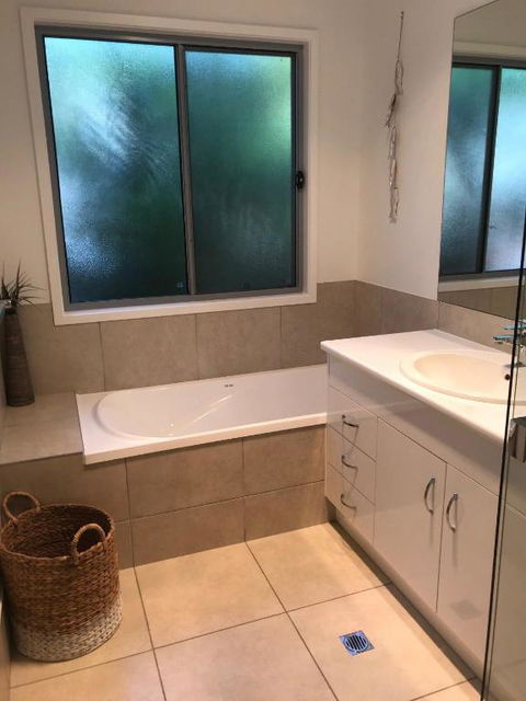 15 Esprit Drive Rainbow Shores Gorgeous Modern Beach House - Hervey Bay Accommodation 2