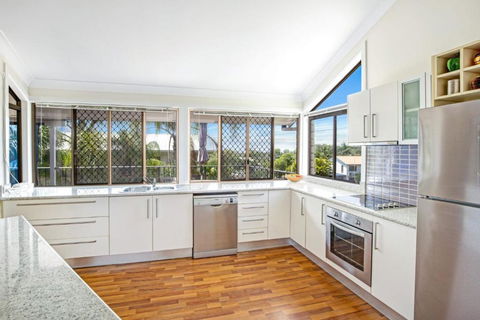 40 Rumbalara Avenue Rainbow Beach Entertain On The Spacious Verandah Overlooking Beautiful Rainbow Beach - Hervey Bay Accommodation 4