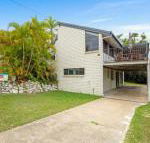40 Rumbalara Avenue Rainbow Beach Entertain on the spacious verandah overlooking beautiful Rainbow Beach - Hervey Bay Accommodation