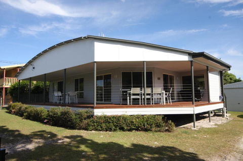 14 Zircon Street Centrally Located Family Home With Covered Deck Close To Patrolled Beach & Shops - Hervey Bay Accommodation 3