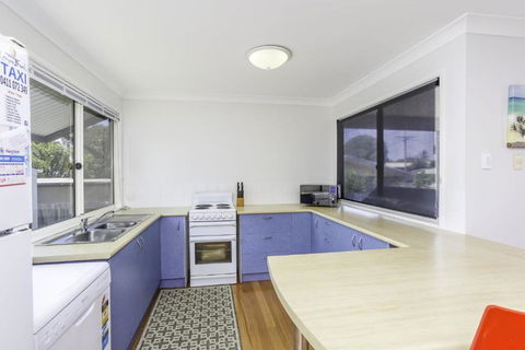 14 Zircon Street Centrally Located Family Home With Covered Deck Close To Patrolled Beach & Shops - Hervey Bay Accommodation 6