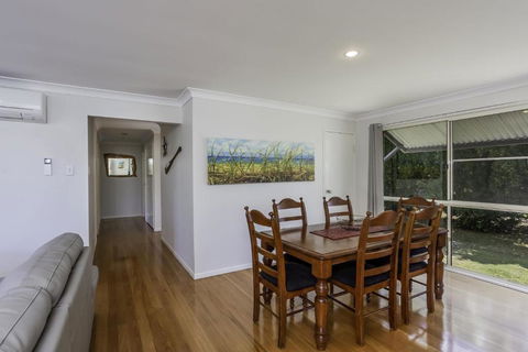 14 Zircon Street Centrally Located Family Home With Covered Deck Close To Patrolled Beach & Shops - Hervey Bay Accommodation 4
