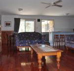 23 Carlo Road Lowset family home within walking distance to the shopping centre. Pet friendly - Hervey Bay Accommodation