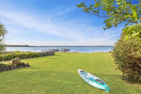 Eagle Point Getaway Waterfront Serenity! - Hervey Bay Accommodation 7