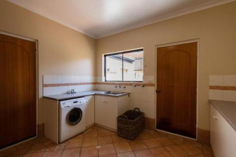 Maidstone Executive Residence - Hervey Bay Accommodation 7