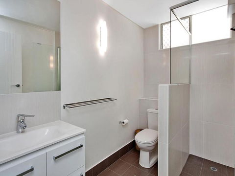 Beachcomber Unit 4 Beachside Unit  - Hervey Bay Accommodation 5