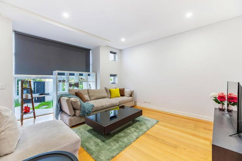 Relax In A Spacious & Modern Townhouse In Asquith - Hervey Bay Accommodation 5