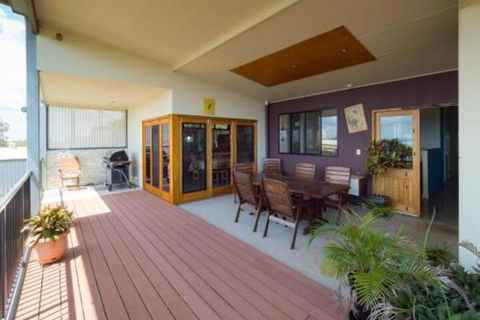 Blue Water Retreat Upstairs - Hervey Bay Accommodation 0