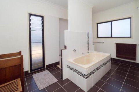 Blue Water Retreat Upstairs - Hervey Bay Accommodation 5