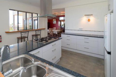 Blue Water Retreat Upstairs - Hervey Bay Accommodation 6