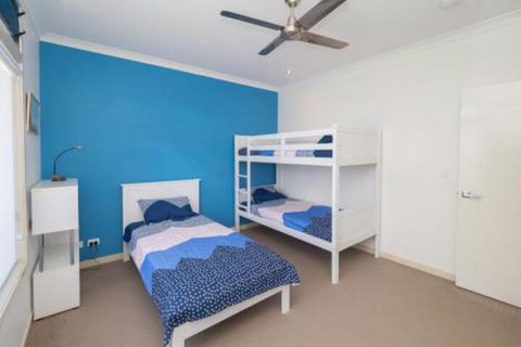 Blue Water Retreat Upstairs - Hervey Bay Accommodation 7