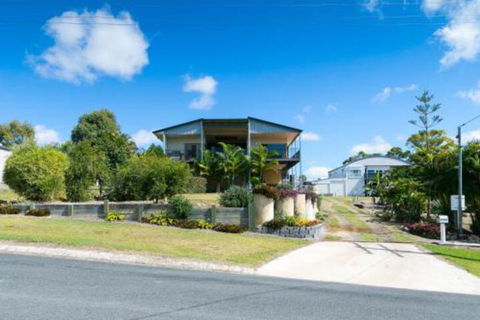 Blue Water Retreat Upstairs & Downstairs - Hervey Bay Accommodation 0
