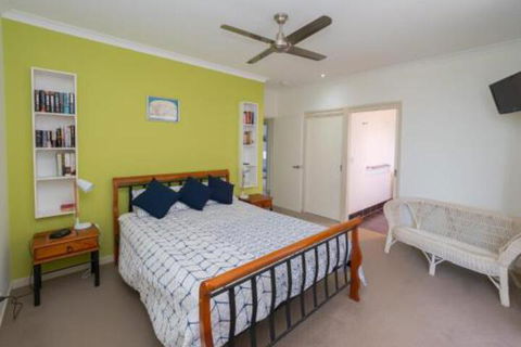 Blue Water Retreat Upstairs & Downstairs - Hervey Bay Accommodation 5
