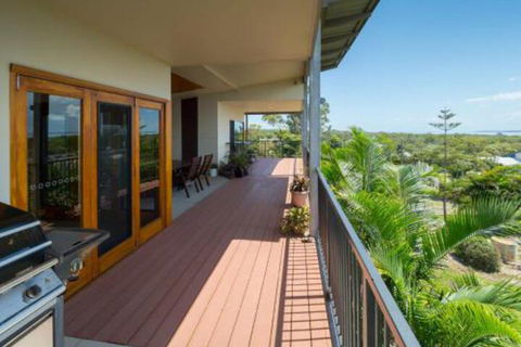 Blue Water Retreat Upstairs & Downstairs - Hervey Bay Accommodation 3