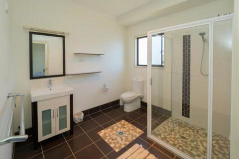 Blue Water Retreat Upstairs & Downstairs - Hervey Bay Accommodation 7