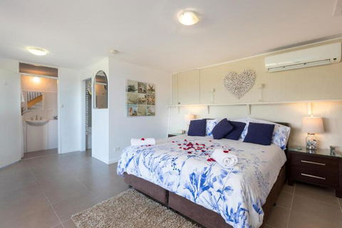 Absolute Oceanfront Cottage - Hervey Bay Accommodation 2