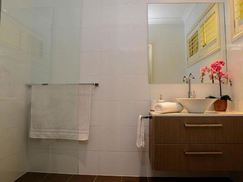 Magnificent Lakeview House Long Jetty - Tourism Hervey Bay 3