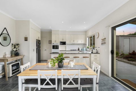 Beached AS Free Wifi Netflix & Foxtel Heated Pool - Hervey Bay Accommodation 4
