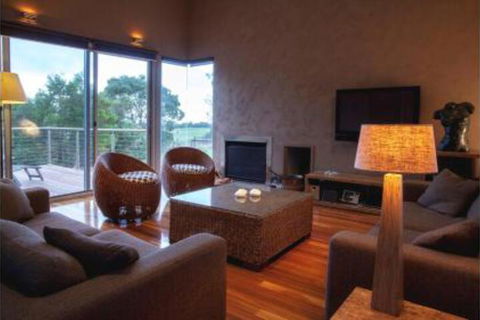 THE Lake House - Surf Side - Hervey Bay Accommodation 2