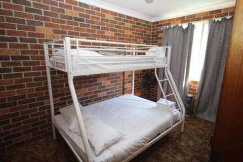 1 / 2 Brunswick Avenue - Hervey Bay Accommodation 3