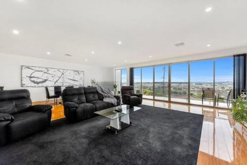 BENGALEE EXECUTIVE TOWNHOUSE MODERN & STYLISH - Hervey Bay Accommodation 6