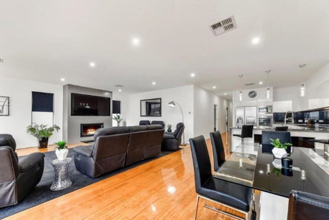 BENGALEE EXECUTIVE TOWNHOUSE MODERN & STYLISH - Hervey Bay Accommodation 2