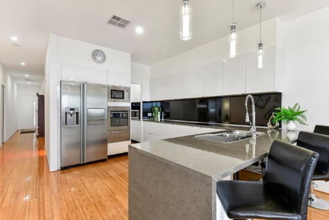 BENGALEE EXECUTIVE TOWNHOUSE MODERN & STYLISH - Hervey Bay Accommodation 5