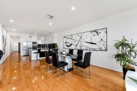 BENGALEE EXECUTIVE TOWNHOUSE MODERN & STYLISH - Hervey Bay Accommodation 3