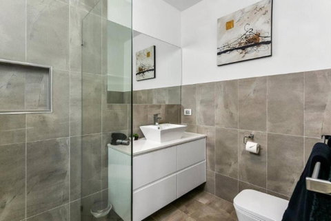 BENGALEE EXECUTIVE TOWNHOUSE MODERN & STYLISH - Hervey Bay Accommodation 1