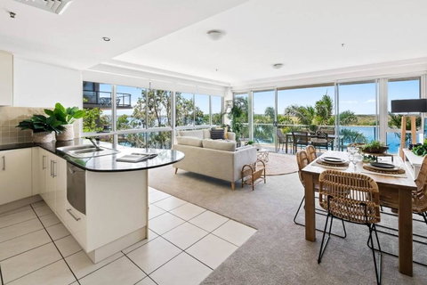 Luxury Waterfront Maroochydore Free Wine Netflix Parking - Hervey Bay Accommodation 3