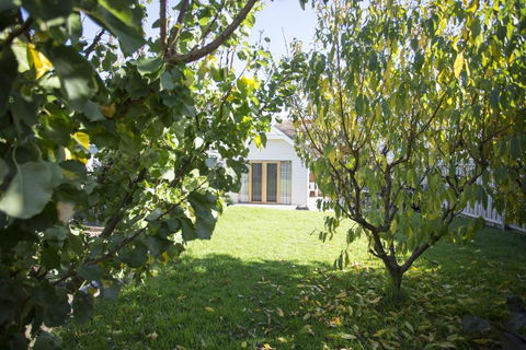 GALWAY COTTAGE - Tourism Hervey Bay 4