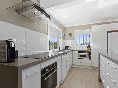 HILLTOP HAVEN In MOLLYMOOK - Tourism Hervey Bay 1