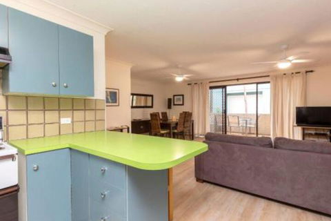 Apartment With Inground Pool - Hervey Bay Accommodation 6