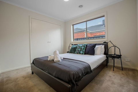 Spacious Lovely Home In Point Cook - Hervey Bay Accommodation 7