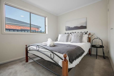 Spacious Lovely Home In Point Cook - Hervey Bay Accommodation 2