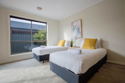 Spacious Lovely Home In Point Cook - Hervey Bay Accommodation 1