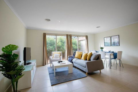 Spacious Lovely Home In Point Cook - Hervey Bay Accommodation 4