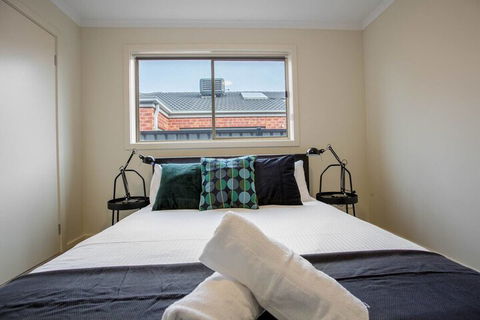 Spacious Lovely Home In Point Cook - Hervey Bay Accommodation 6