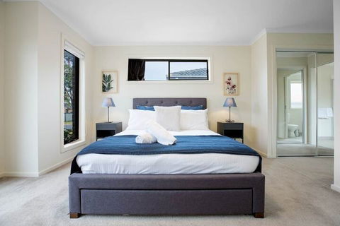 Spacious Lovely Home In Point Cook - Hervey Bay Accommodation 3