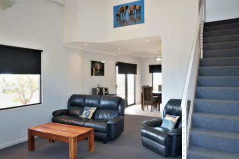 Ningaloo Breeze Villa 6 3 Bedroom Fully Self Contained Holiday Accommodation - Tourism Hervey Bay 2