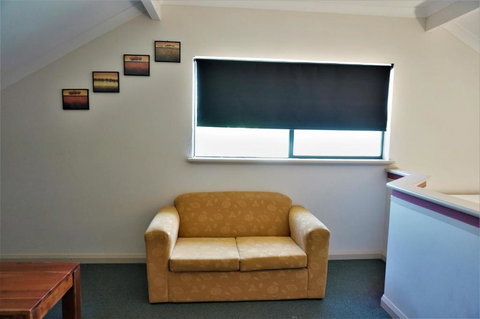 Ningaloo Breeze Villa 3 3 Bedroom Fully Self Contained Holiday Accommodation - Hervey Bay Accommodation 3
