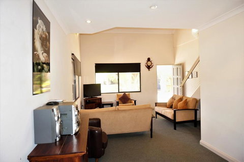 Ningaloo Breeze Villa 3 3 Bedroom Fully Self Contained Holiday Accommodation - Hervey Bay Accommodation 4