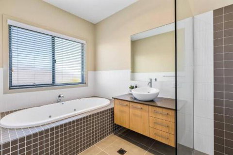 Elliston At Corporate Boardies. - Hervey Bay Accommodation 3