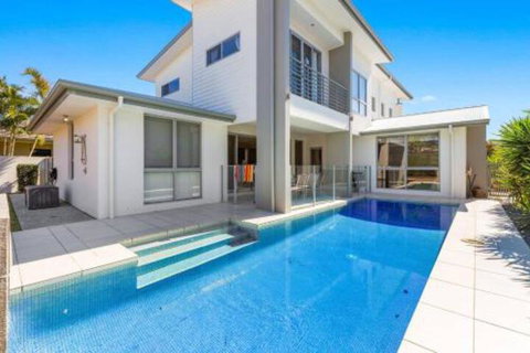 Elliston At Corporate Boardies. - Hervey Bay Accommodation 0