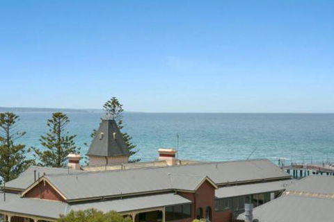 POINT GREY APARTMENT 2 Ocean VIews With Wifi - Hervey Bay Accommodation 3