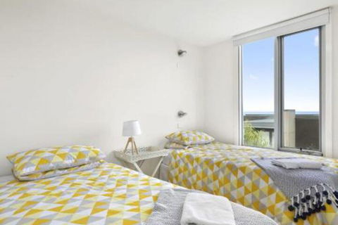 POINT GREY APARTMENT 2 Ocean VIews With Wifi - Hervey Bay Accommodation 6